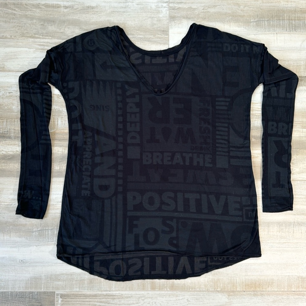lululemon Athletica Flip Your Dog Manifesto Long Sleeve, size 6